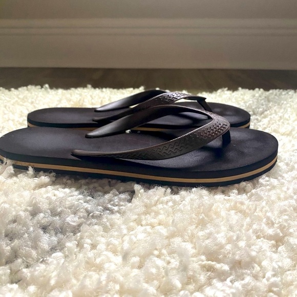 GAP Body Sz 7-8 Flip Flops - Picture 3 of 4